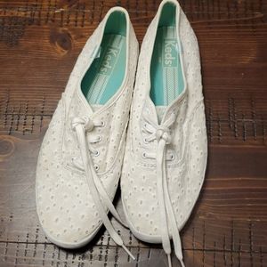 Off white lace keds